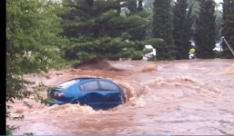 Người đàn ông liều mình, nỗ lực cứu ô tô trong cơn lũ